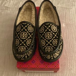 Tory Burch, T monogram buddy shearling slipper